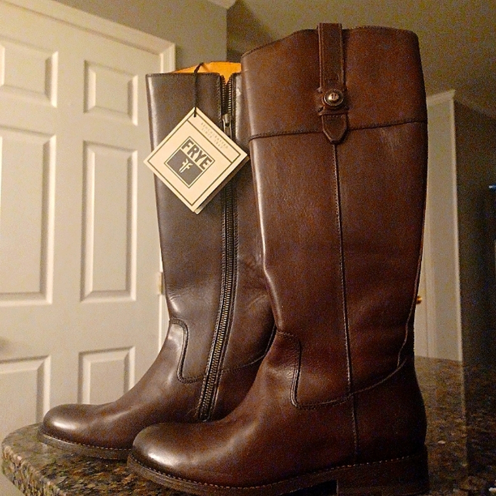 FRYE ladies chocolate brown leather boots. Never been worn with tag.